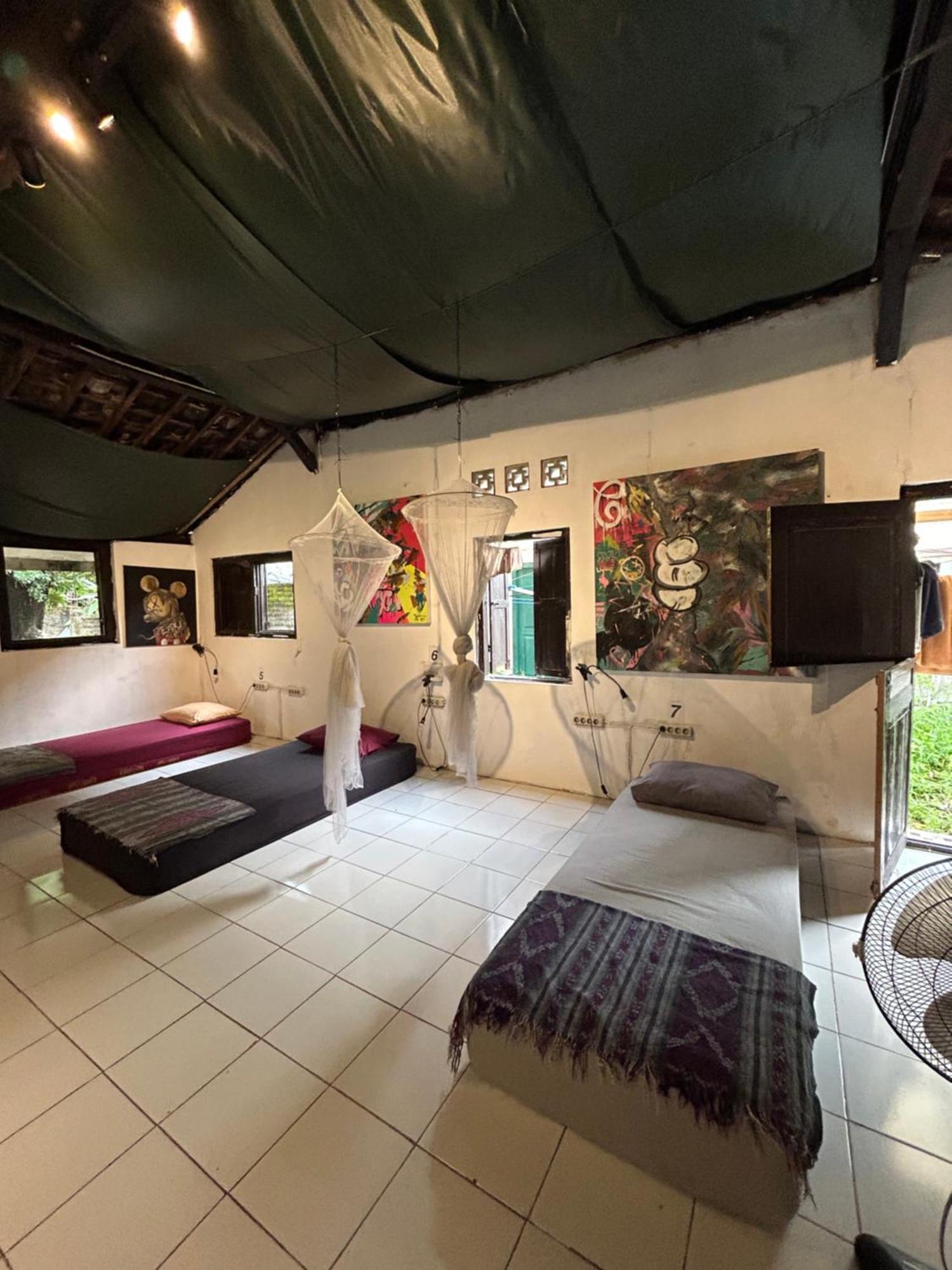 Losmanos Hostel Yogyakarta Exterior photo