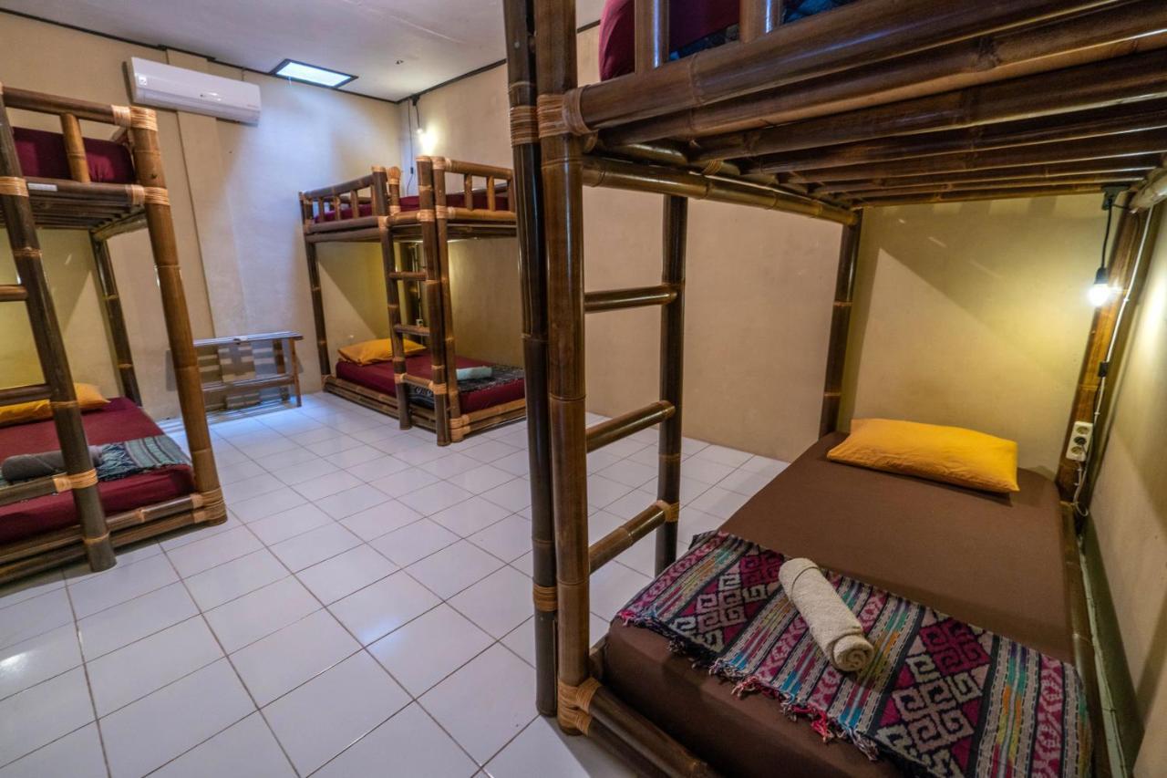 Losmanos Hostel Yogyakarta Exterior photo